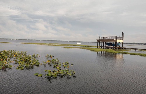 Sebring Cabaña | Lake Front Carriage House on Lake Jackson w Private Beach w/Boat Dock & 2 Kayaks