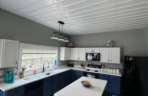 Se Ree Casa | Lake Front charming 2-bedroom house, at Rough River Lake.