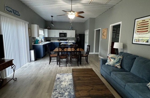 Se Ree Casa | Lake Front charming 2-bedroom house, at Rough River Lake.