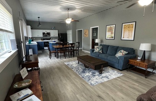 Se Ree Casa | Lake Front charming 2-bedroom house, at Rough River Lake.