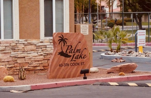 Palm Desert Condominio | Condominio frente al lago con una vista millonaria