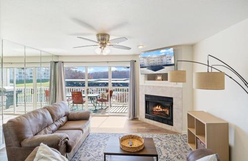 Osage Beach Casa | Lake Front Condo with a Balcony!