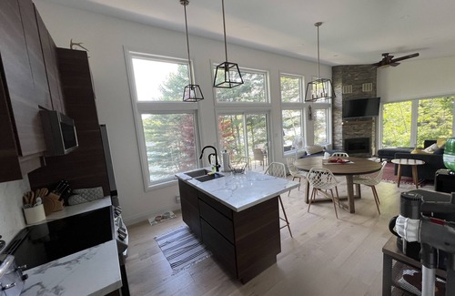 Gooderham Cabaña | Lake front Cottage / Hot tub, Sauna , Arcade