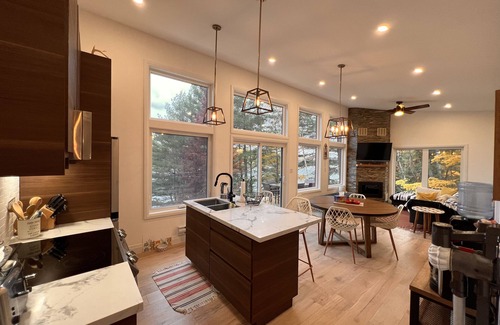 Gooderham Cabaña | Lake front Cottage / Hot tub, Sauna , Arcade