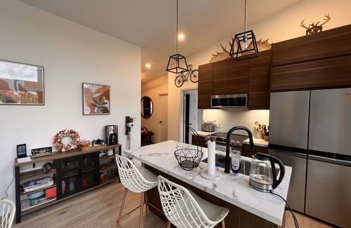 Gooderham Cabaña | Lake front Cottage / Hot tub, Sauna , Arcade