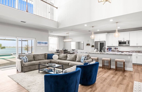Southside Rural Community Casa | Lake Front Dream Home w/Pool Featured on HGTV