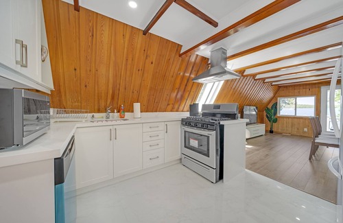 Barrie Casa | Lake front elf house🩷kayaks-fire pit🩷one hour away from Toronto