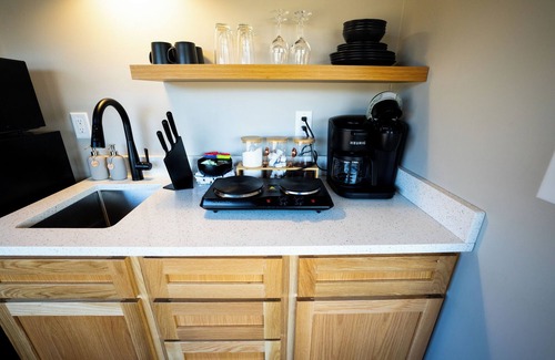Cedar Bluff Complejo | Lake Front Luxury Safari Tent: Hot Tub, TV, & Soaking Tub