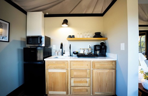 Cedar Bluff Complejo | Lake Front Luxury Safari Tent: Hot Tub, TV, & Soaking Tub