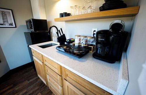 Cedar Bluff Complejo | Lake Front Luxury Safari Tent: Hot Tub, TV, & Soaking Tub