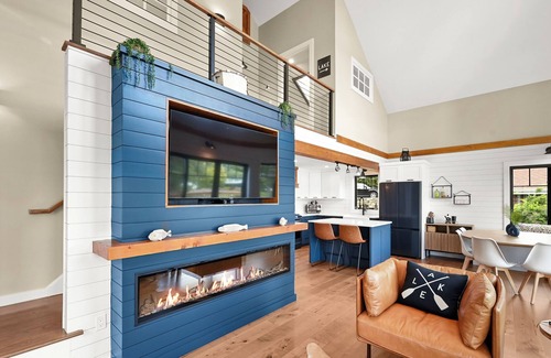 New Fairfield Casa | Lake Front Family Oasis. 2 Min Walk to Beach. 19 Min to Thunder Ridge Ski Resort
