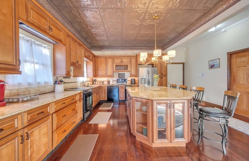 Lake Harmony Casa | Lake Front, Game/Gym/Sauna Room, Pool Table, Hot Tub, 2 Kitchens, Near Slopes