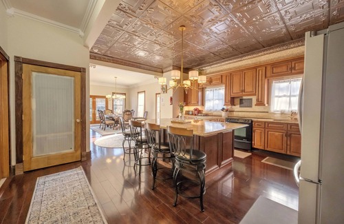 Lake Harmony Casa | Lake Front, Game/Gym/Sauna Room, Pool Table, Hot Tub, 2 Kitchens, Near Slopes