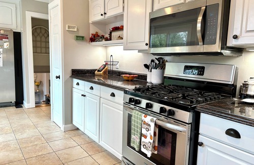 Mount Juliet Casa | Lake Front Haven with Dual Living Rooms, Hot Tub