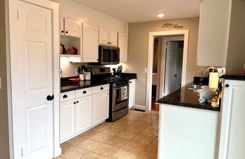 Mount Juliet Casa | Lake Front Haven with Dual Living Rooms, Hot Tub