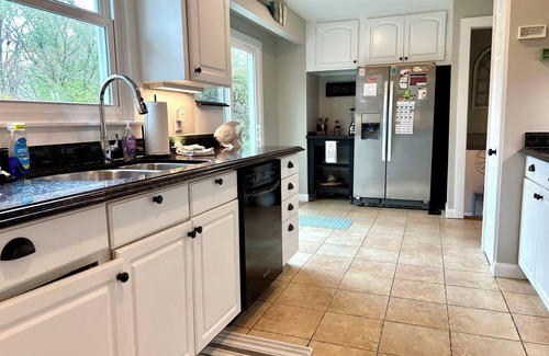 Mount Juliet Casa | Lake Front Haven with Dual Living Rooms, Hot Tub