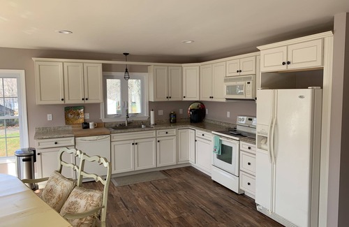 Middlefield Casa | Lake Front Home .....