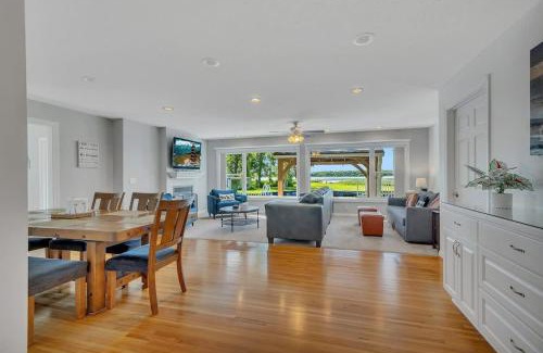 Annandale Casa | Lake Front Home with Pool and Stunning Views