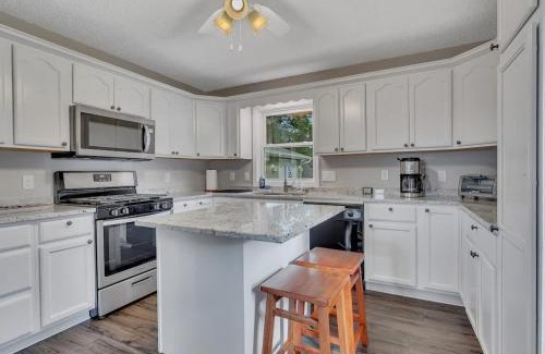 Annandale Casa | Lake Front Home with Pool and Stunning Views