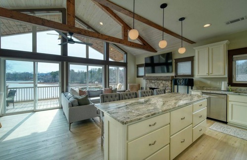 Cedar Cliff Casa | Lake Front Home with Stunning lake and mountain views