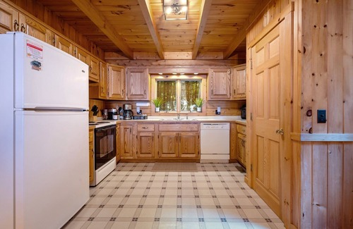 Ellsworth Cabina | Lake front, hot tub, kayak, paddle board, Dogs, Mount Desert Island, Bar Harbor!
