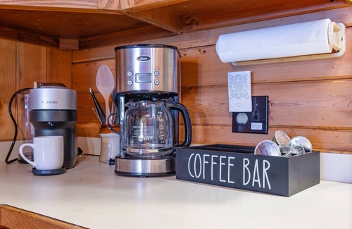 Ellsworth Cabina | Lake front, hot tub, kayak, paddle board, Dogs, Mount Desert Island, Bar Harbor!