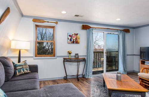 Big Cedars Apartamento | Lake Front King Suite: Full Kitchen-Lakefront Deck- Shared Hot Tub