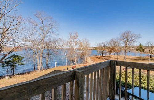 Big Cedars Apartamento | Lake Front King Suite: Full Kitchen-Lakefront Deck- Shared Hot Tub