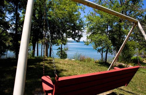 Big Cedars Apartamento | Lake Front King Suite: Full Kitchen-Lakefront Deck- Shared Hot Tub