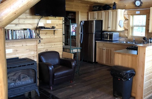 Soldotna Cabina | CABINA DE REGISTRO FRENTE AL LAGO! ¡CERCA DE LA PESCA DEL SALMÓN DEL RÍO KENAI! ¡BUNKHOUSE DISPONIBLE TAMBIÉN!