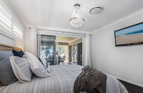 Chain Valley Bay Casa | Lake Front Luxury at Lake Macquarie