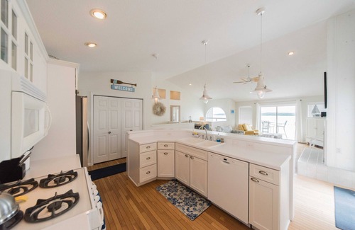 Gilbertsville Casa | Lake-front Luxury 5bdrm on Kentucky Lake - JZ Vacation Rentals