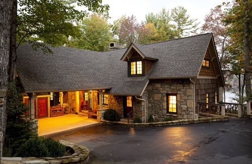Lake Toxaway Casa | El lujo frente al lago está esperando en Grant-McDonald Lake Home.