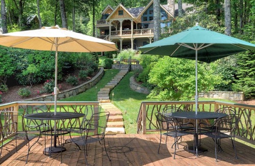 Lake Toxaway Casa | El lujo frente al lago está esperando en Grant-McDonald Lake Home.