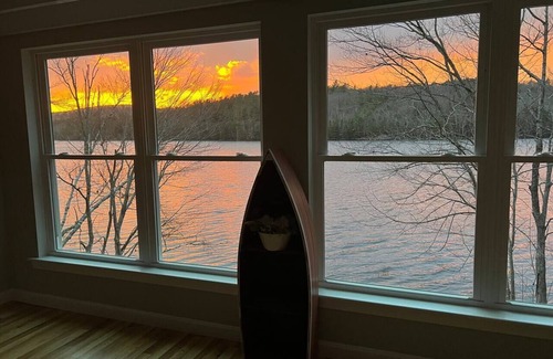 Bucksport Casa | Lake Front-Maine Themed-Soaking Tub-Fire Pit-Kayak
