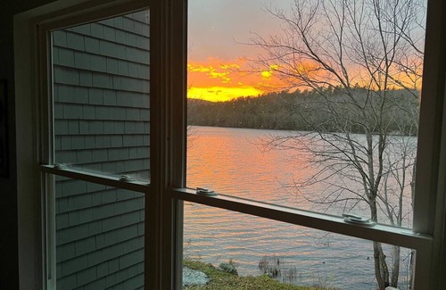 Bucksport Casa | Lake Front-Maine Themed-Soaking Tub-Fire Pit-Kayak