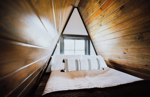 Cedar Bluff Complejo | Lake Front Modern A-Frame Cabin: Hot Tub, TV, & Lake Views