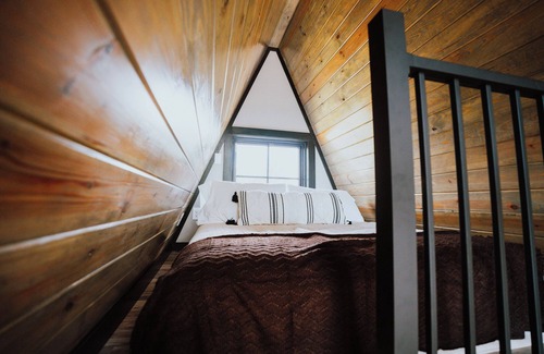 Cedar Bluff Complejo | Lake Front Modern A-Frame Cabin: Hot Tub, TV, & Lake Views