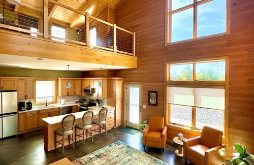 Rhinelander Cabina | Lake front NEW Cabin 2bd 2b AC/WIFI, kayak, beach, fish, firepit