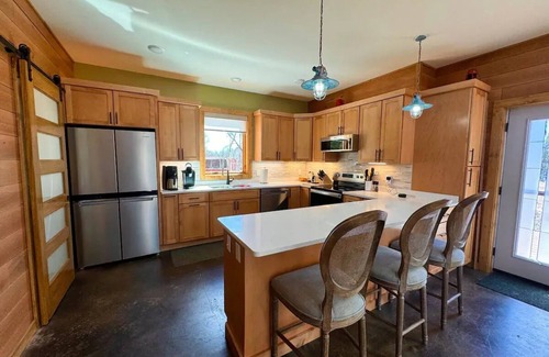 Rhinelander Cabina | Lake front NEW Cabin 2bd 2b AC/WIFI, kayak, beach, fish, firepit