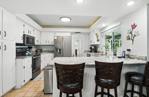 Fort Myers Casa | Lake Front Oasis in Cape Coral with Pool, Kayaks, and Scenic View