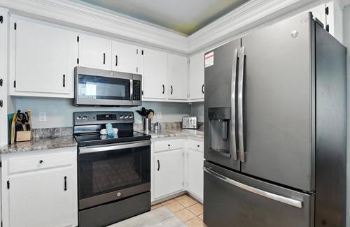 Fort Myers Casa | Lake Front Oasis in Cape Coral with Pool, Kayaks, and Scenic View