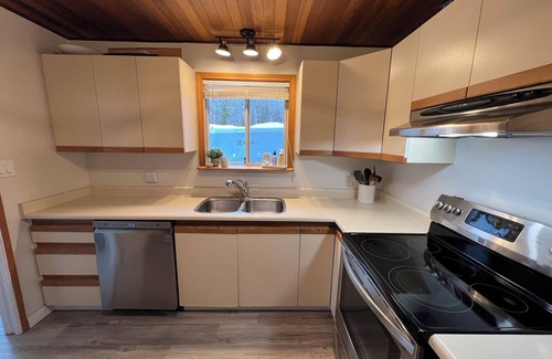 70 Mile House Casa | Lake Front Recreational Acre