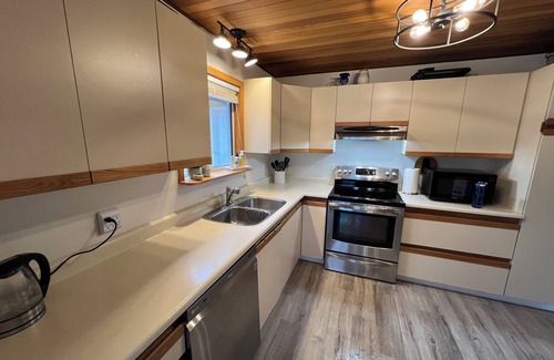 70 Mile House Casa | Lake Front Recreational Acre