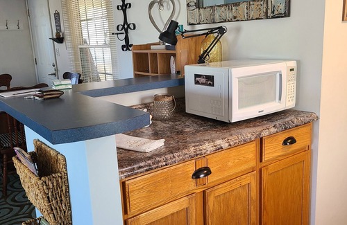 Crossville Casa | Lake Front Sleeps 4. Close to Waterfalls, Parks, Golf, Fishing & Dog Friendly.