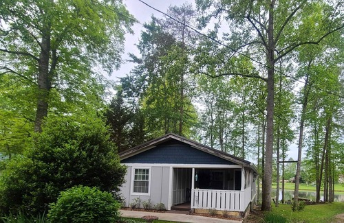 Crossville Casa | Lake Front Sleeps 4. Close to Waterfalls, Parks, Golf, Fishing & Dog Friendly.