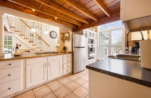 Bucksport Cabaña | Lake Front-Spa Tub-Fire Pit-Full Kitchen-Canoe