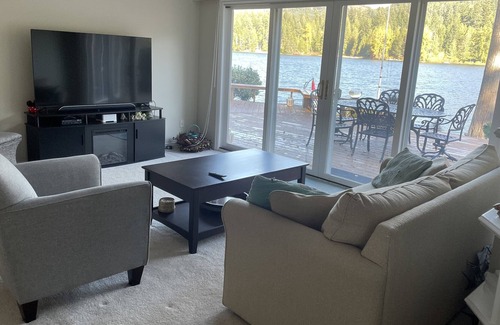 Shawnigan Lake Cabaña | Lake Front villa