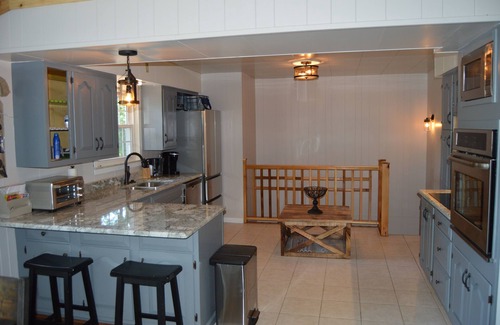 Treasure Lake Casa | Relajación frente al lago con bañera de hidromasaje durante todo el año y bote pontón disponible.