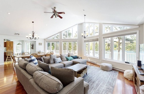 Freedom Casa | LAKE FRONT w/VIEWS! Fire Pit* Swim Dock* Kayaks!